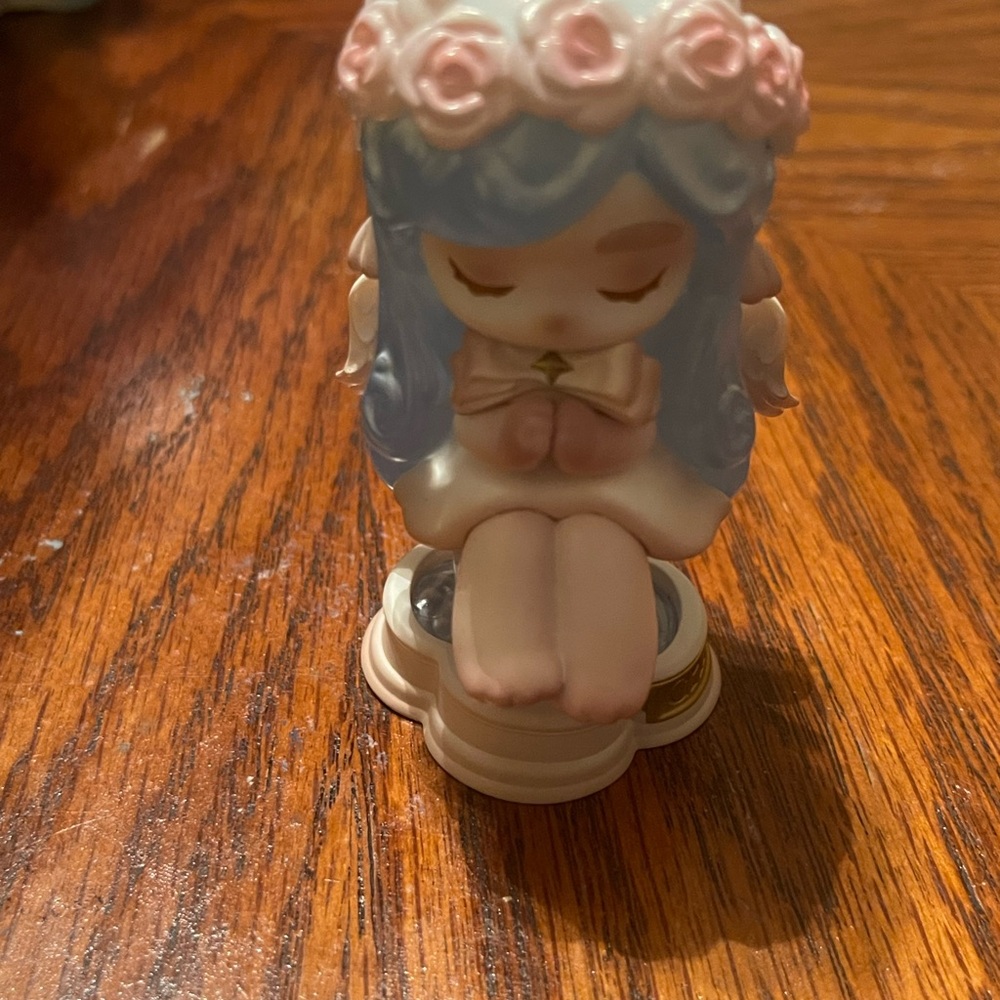 Knight Figurine with Helmet - Picture 5 of 12